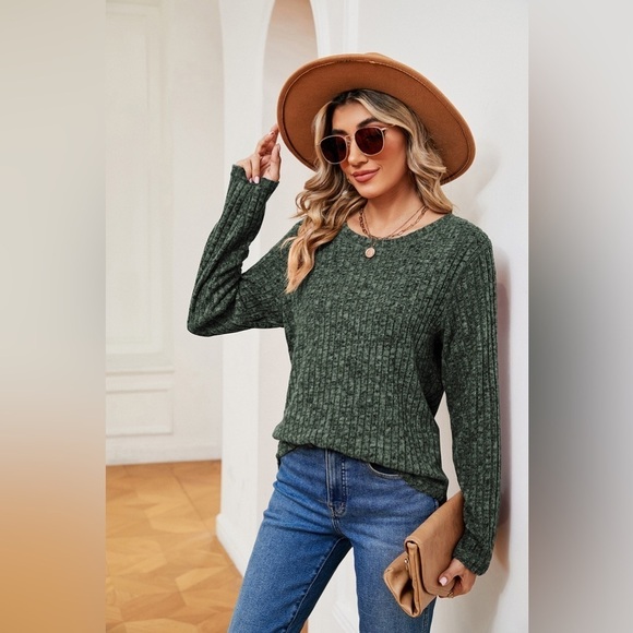 Every Day Style Round Neck Heathered Top - Picture 3 of 4